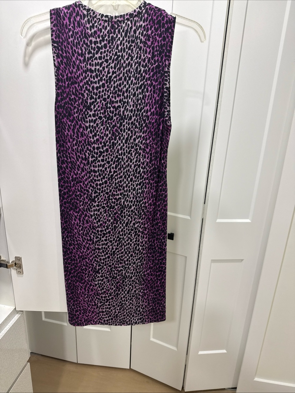 Woman Leopard Knot Top - Purple. Size small - Picture 8 of 8